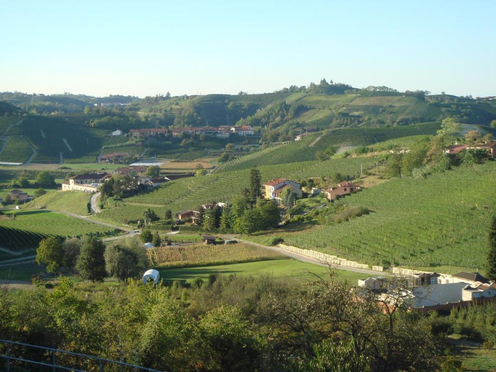 Вилла Agriturismo Cascina Vrona Monteu Roero Экстерьер фото
