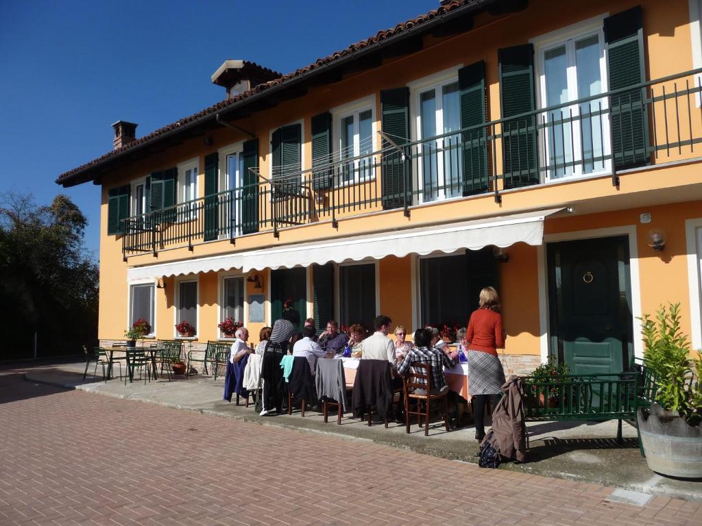 Вилла Agriturismo Cascina Vrona Monteu Roero Экстерьер фото